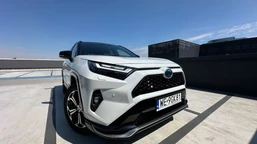 ma silnik 2.5 i spala 3,7 l na 100 km. toyota trzęsie rynkiem. cena hitem