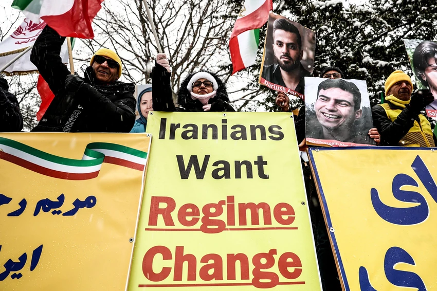 Demonstranti na skupu Nacionalnog saveta otpora Irana (NWRI) ispred ambasade Islamske Republike Iran u Berlinu, Nemačka, 3. januara 2026. | Foto: FILIP SINGER/EPA/Shutterstock