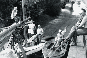Letnie żeglowanie. „Żaba Grzywaczewskich wraz z inną łódką pokonuje na pochylni fragment Kanału Elbląskiego