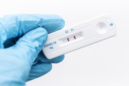 Powakacyjny COVID kładzie do łóżka