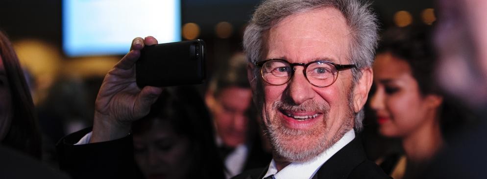 <b>Steven Spielberg</b>
<br>
<br>
Inny legendarny reżyser, Steven Spielberg, którego majątek wyceniany jest na 3,4 mld dol., mógłby kupić Sun City West w Arioznie, a dokładnie 18934 mieszkania i domy. Gdyby to zrobił, musiałby wydać na nie cały swój majątek.
<br>
<br>
Spielberg początkowo kręcił filmy telewizyjne i seriale. Pierwszy znany film Spielberga to 'Szczęki', które zapewniły młodemu reżyserowi miano cudownego dziecka amerykańskiego kina. Film kosztował 10 milionów dolarów, a osiągnął wpływy przekraczające 470 mln dolarów. W 1977 roku na ekrany wszedł pierwszy film science fiction Spielberga - 'Bliskie spotkania trzeciego stopnia', który zdobył osiem nominacji i dwa Oscary. Sukces osiągnęły także dwa następne filmy: 'E.T.' oraz 'Poszukiwacze zaginionej Arki' z Harrisonem Fordem. 
<br>
<br>
W 1984 roku Spielberg założył niezależną wytwórnię 'Amblin Entertainment', a w 1994 roku, wraz z Davidem Geffenem i Jeffreyem Katzenbergiem, stworzył 'DreamWorks' – firmę zajmującą się produkcją filmów i programów multimedialnych.
<br>
<br>
Pierwszy film o poważnej tematyce - 'Kolor purpury' - Spielberg nakręcił w 1985 roku. Później zaczął coraz częściej podejmować ambitne tematy, co jakiś czas wracając do kina rozrywkowego ('Park Jurajski', sequele 'Indiany Jonesa').
<br>
<br>
Spielberg został dwukrotnie nagrodzony Oscarem za reżyserię 'Listy Schindlera' (1993) i 'Szeregowca Ryana' (1998).