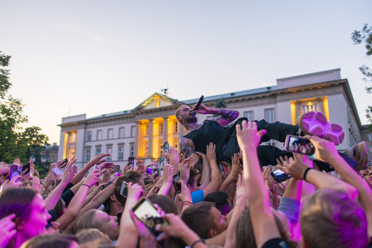 Quebonafide już w trasie. Darmowe koncerty przyciagają tysiące fanów