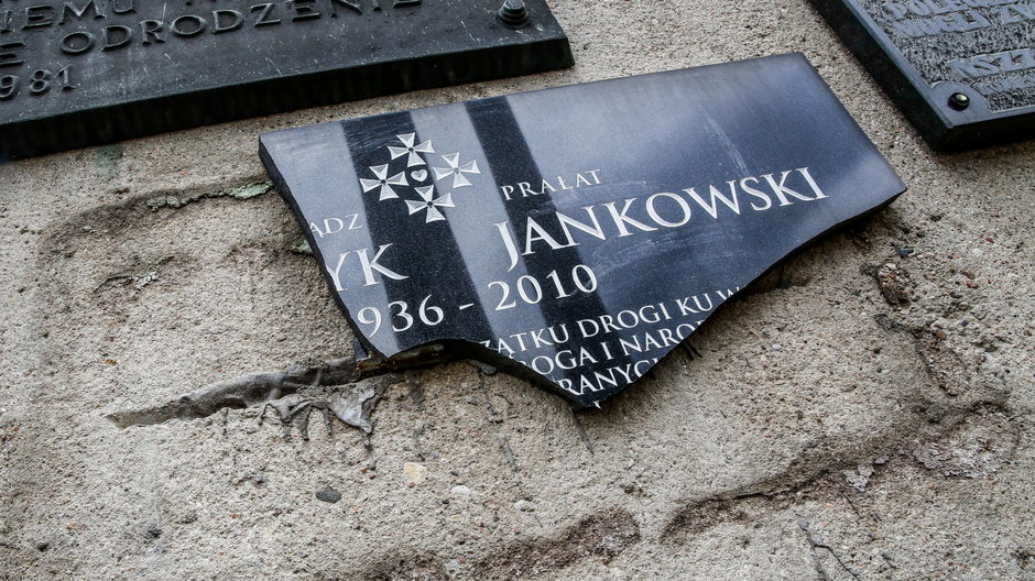Zniszczona tablica upamiętniająca ks. Henryka Jankowskiego
