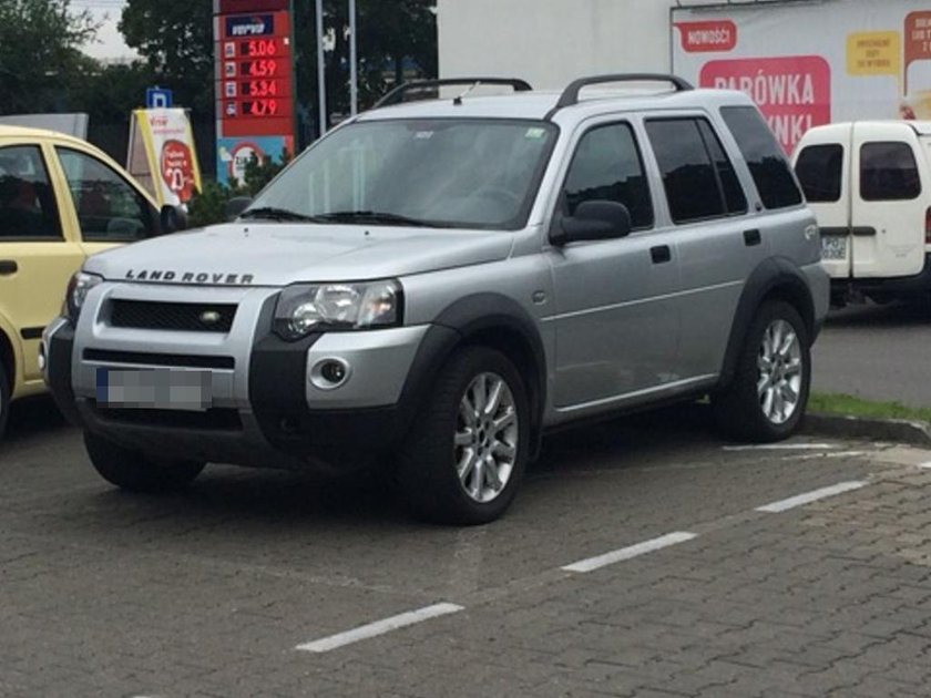 Podłożył nadajnik pod auto posła. Mężczyznę złapała policja