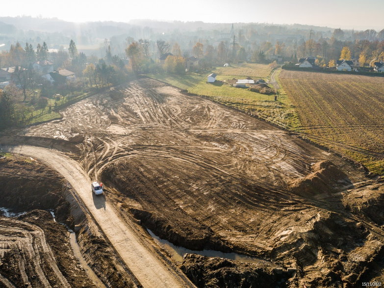 Budowa drogi ekspresowej S-1 - odcinek Dankowice - węzeł Suchy Potok - zdjęcia z drona - 15.11.2022 - autor: GDDKiA