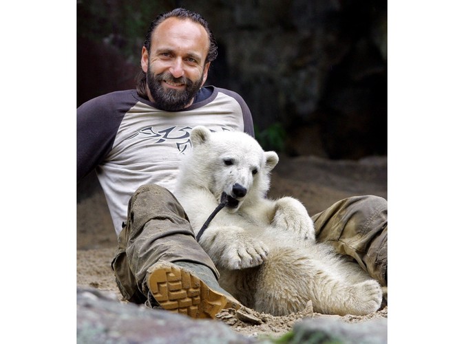 Knut i jego pierwszy opiekun, nieżyjący już Thomas Doerflein, w maju 2007 roku