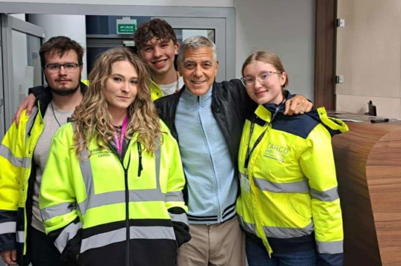 George Clooney chętnie pozował do zdjęć na lotnisku w łodzi