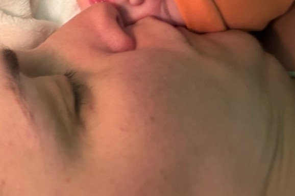 DRAMA ISPRED BOLNICE Pevačici pretili POLICIJOM pred porođaj: "Eksplodiraće mi mozak!", otkrila šokantne detalje