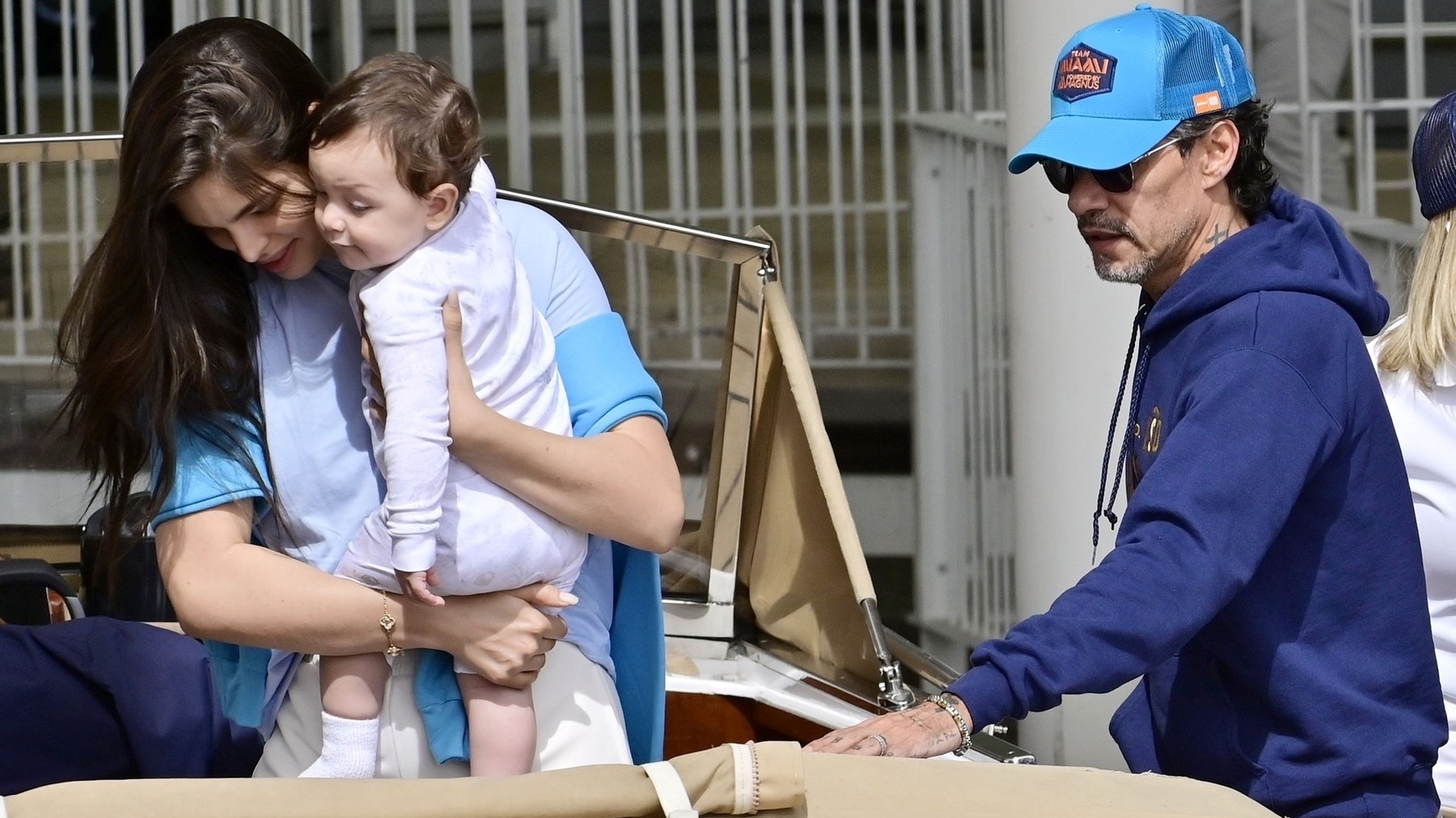 Spevák Marc Anthony a jeho štvrtá manželka Nadia Fereira so synom Marcom v roku 2024