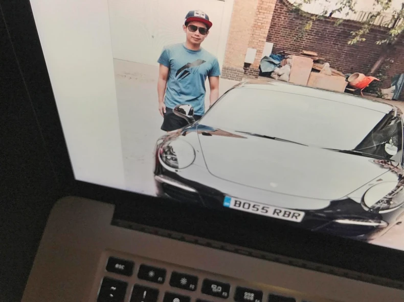 Bahati naslednik pored luksuznog automobila