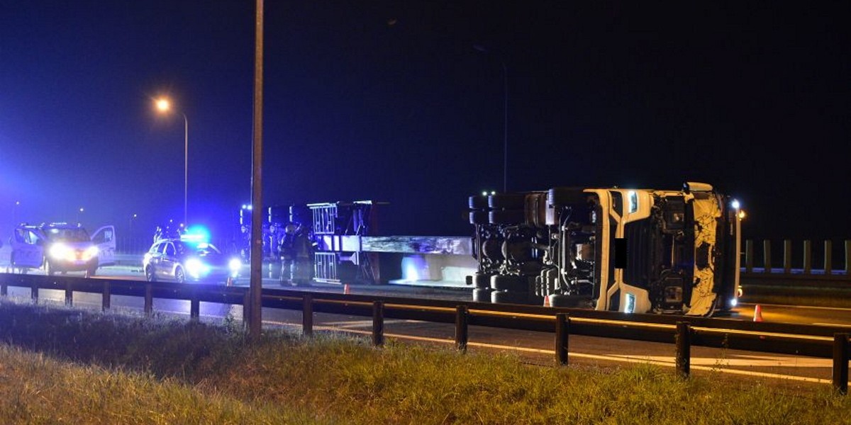 Ciężarówka przewróciła się i zablokowała drogę S5 pod Gnieznem.