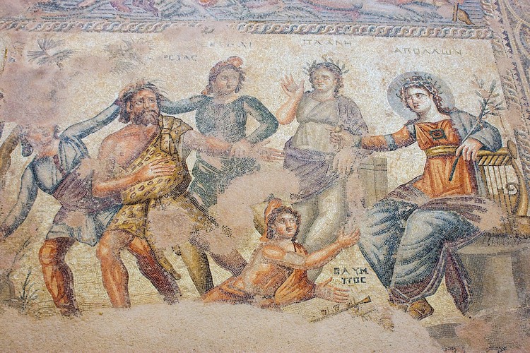 <strong>  Skarby Pafos</strong>
<br>Nadmorskie miasto Pafos jest jest jednym z najstarszych miast na świecie. Było świadkiem narodzin i upadków wielu królestw. Ze względu na bogatą kulturę całe miasto Pafos zostało uhonorowane statusem UNESCO. Znaleźć tu można kilka zabytków i pomników, które są dobrze znane na całym świecie. Starożytne Grobowce Królewskie (chociaż w rzeczywistości żaden król nie został w nich pochowany w tym miejscu) zachowały się znakomicie. Ich nazwa nawiązuje do ich imponującej natury – wykute w naturalnej skale, zdają idealnie wtapiać się w środowisko.  <br>

<br>Wielką atrakcją są również skomplikowane mozaiki z II wieku, przybliżające wizualną kulturę i sztukę czasów starożytnych. Rzymskie dekoracje podłogowe dawno nieistniejących willi, w 1962 r. przypadkowo odkrył miejscowy rolnik. Ukazują one popularne bóstwa starożytnej mitologii: Dionizos jadący na rydwanie, Dionizos i Ariadna, nimfa Akme, pierwsza kąpiel niemowlęcia Achillesa – wszystkie te misternie wykonane układanki są nadzwyczaj dobrze zachowane. <br>