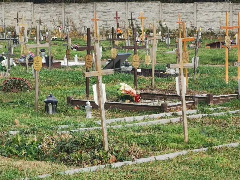 W Łodzi przy ul. Zakładowej znajduje się cmentarz dla osób bezdomnych i samotnych