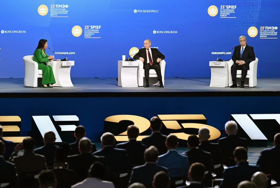 Glavna urednica RT Margarita Simonjan sa ruskim i kazahstanskim predsednikom Vladimirom Putinom i Kasimom Žomartom Tokajevim na Međunarodnom ekonomskom forumu u Moskvi