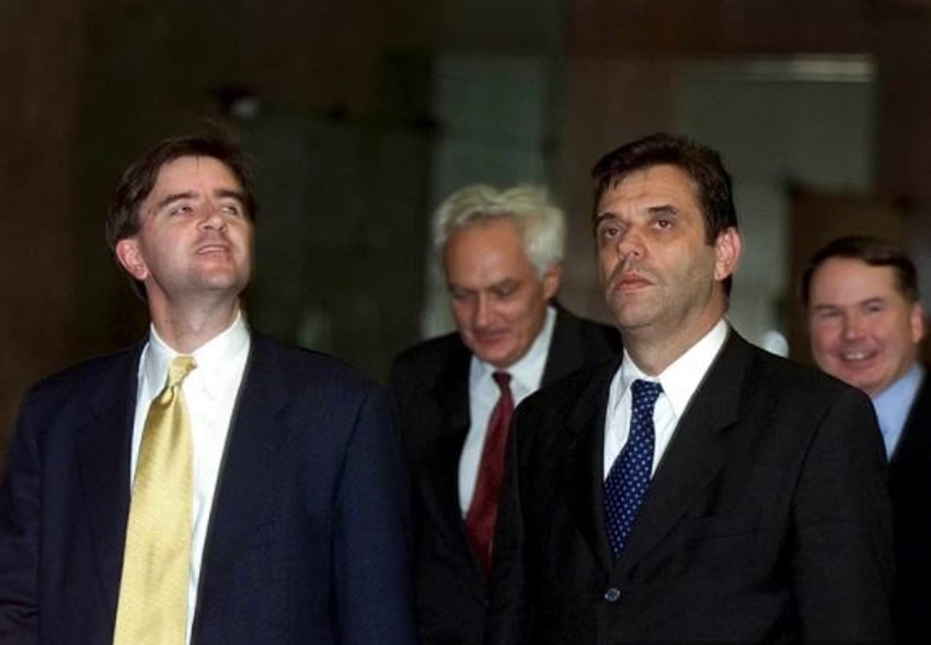 Džejms O Brajen 2000. godine u Beogradu sa Vojislavom Koštunicom