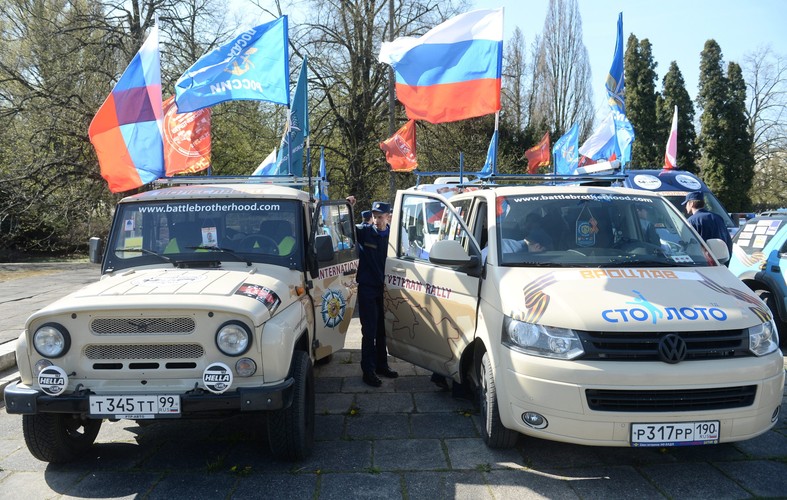 Uczestnicy rosyjskiego rajdu samochodowego 'Drogami Chwały'
