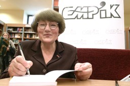 w jej książkach zaczytywały się kolejne pokolenia. jedna przez lata była szkolną lekturą