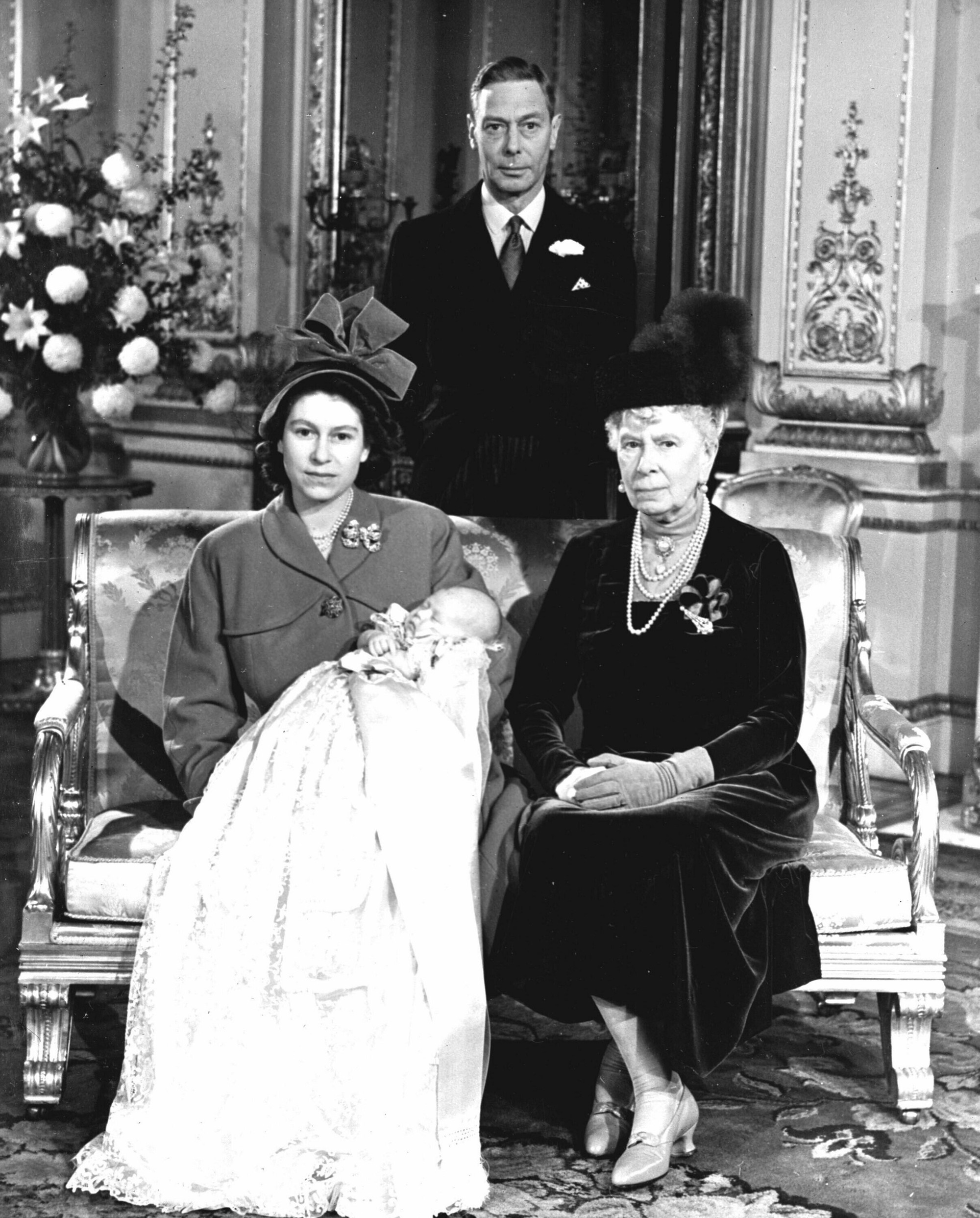 Britská kráľovná Alžbeta II. s rodičmi a pricom Charlesom. 