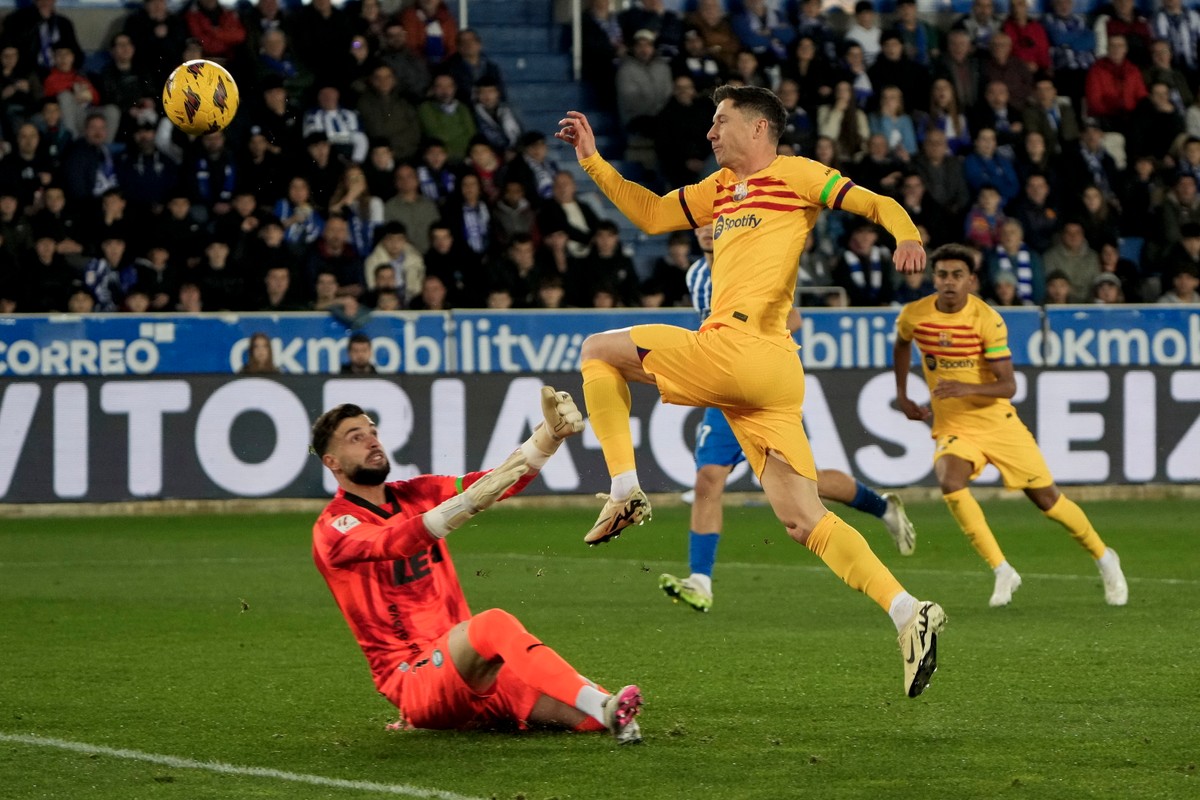 Robert Lewandowski strzela gola w meczu z Deportivo Alaves