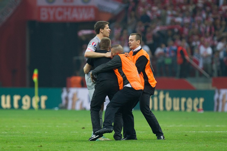 Szczęsny nie tylko zatrzymał Niemców. Ratował też kibica przed ochroniarzami