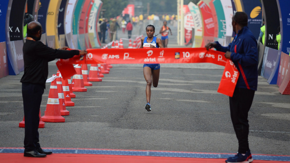 Smog w Delhi straszył biegaczy do ostatniej chwili, ale słynnego półmaratonu nie odwołano. Mimo kłopotów światowe gwiazdy pobiegły na rzadko spotykanym poziomie. Karolina Nadolska zajęła 13. miejsce.