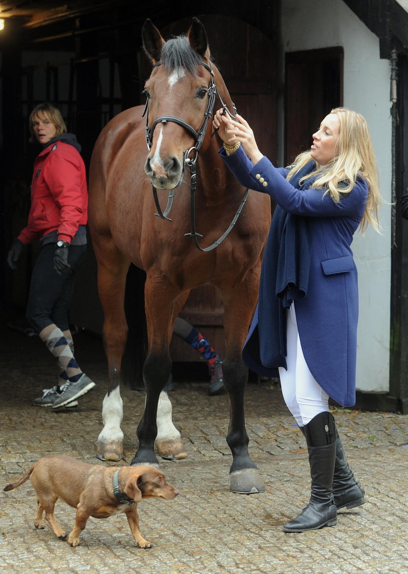 Karolina Ferenstein-Kraśko z koniem i psem