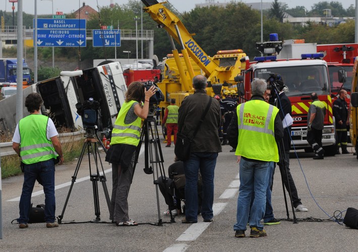 Ratowicy obserwują podnoszenie wraku