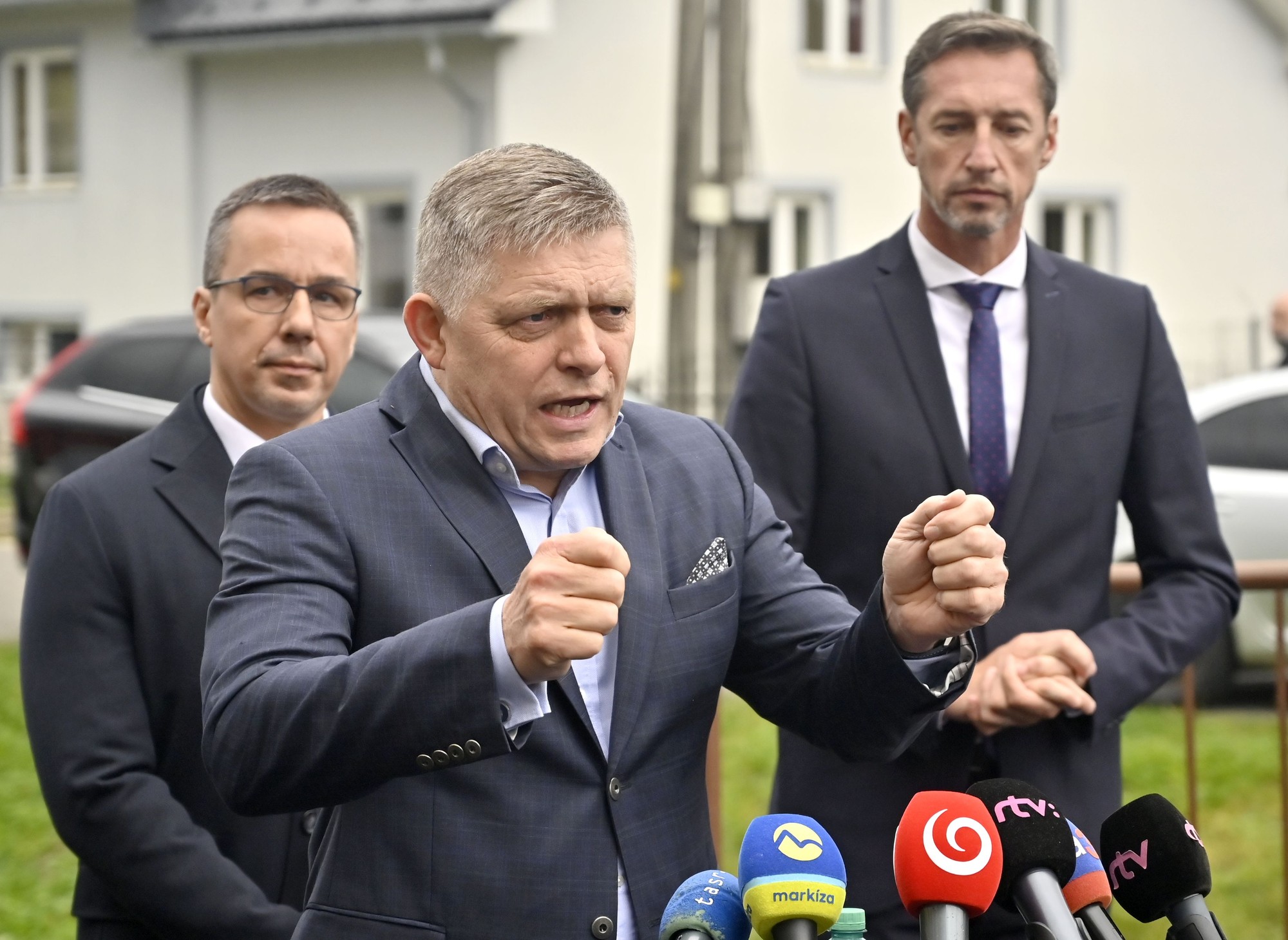 Predseda vlády SR Robert Fico sa stretol so starostami obcí postihnutých zemetrasením.