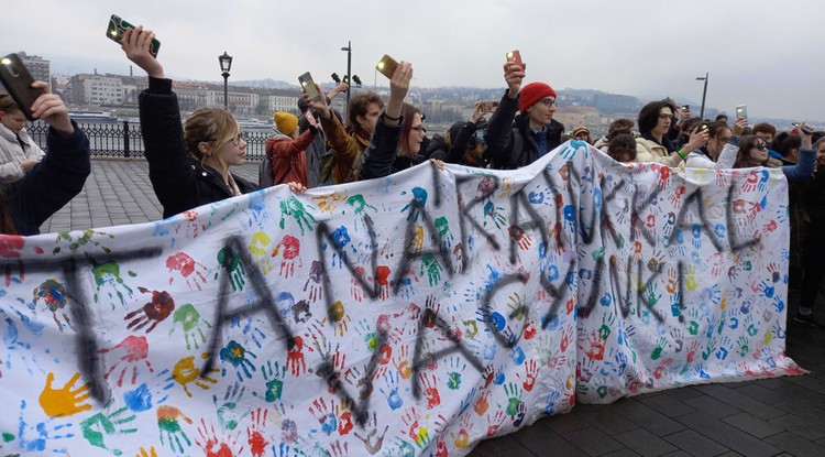 Szolidaritási akciót tartanak budapesti diákok a tanárok sztrájkjoga és anyagi megbecsülése miatt