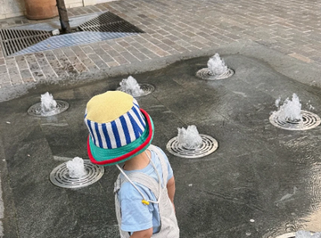 ŽENA I SIN MILOŠA BIKOVIĆA U CRNOJ GORI: Evo kako se igraju na plaži