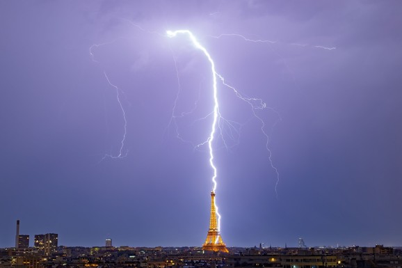 (FOTO) GROM UDARIO DIREKTNO U AJFELOV TORANJ! Trenutak zabeležen na neverovatnim fotografijama: Nevreme pokosilo i Pariz, padaju temperaturni rekordi