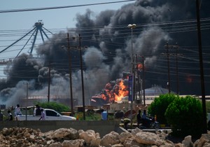 Ilustracija: Dim kulja nakon napada dronova paravojnih Snaga za brzu podršku (RSF) na severnu luku u gradu Port Sudan na Crvenom moru, Sudan, 6. maj 2025.