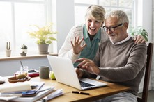 Internet coraz ważniejszy dla osób starszych, zwłaszcza w bankowości. Co seniorzy cenią najbardziej?