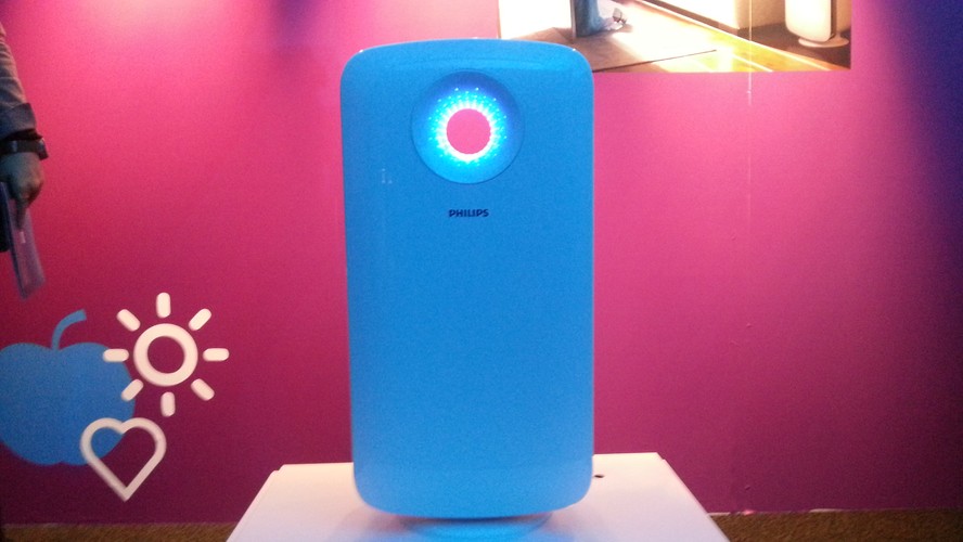 Smart Air Purifier został wymyślony specjalnie dla Chin, gdzie zanieczyszczenie środowiska jest już poważnym problemem. Sprzęt filtruje powietrze I usuwa bakterie, gazy, pyłki, kurz, włosy etc.  Umożliwia też zdalne kontrolowanie jakości powietrza w domu za pomocą telefonu.