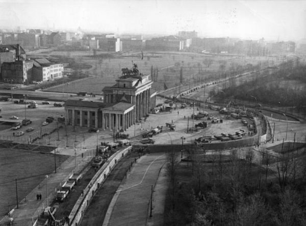  (lato/jesień 1961, fot. Bundesarchiv, Bild 145-P061246/o.Ang, opublikowano na licencji Creative Commons uznanie autorstwa - na tych samych warunkach 3.0 Niemcy)