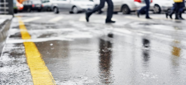 Oblodzona sieć trakcyjna przyczyną wstrzymania ruchu pociągów
