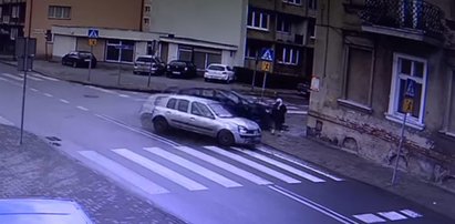 Cudem uniknęła śmierci. Pędziły na nią dwa samochody [WIDEO]