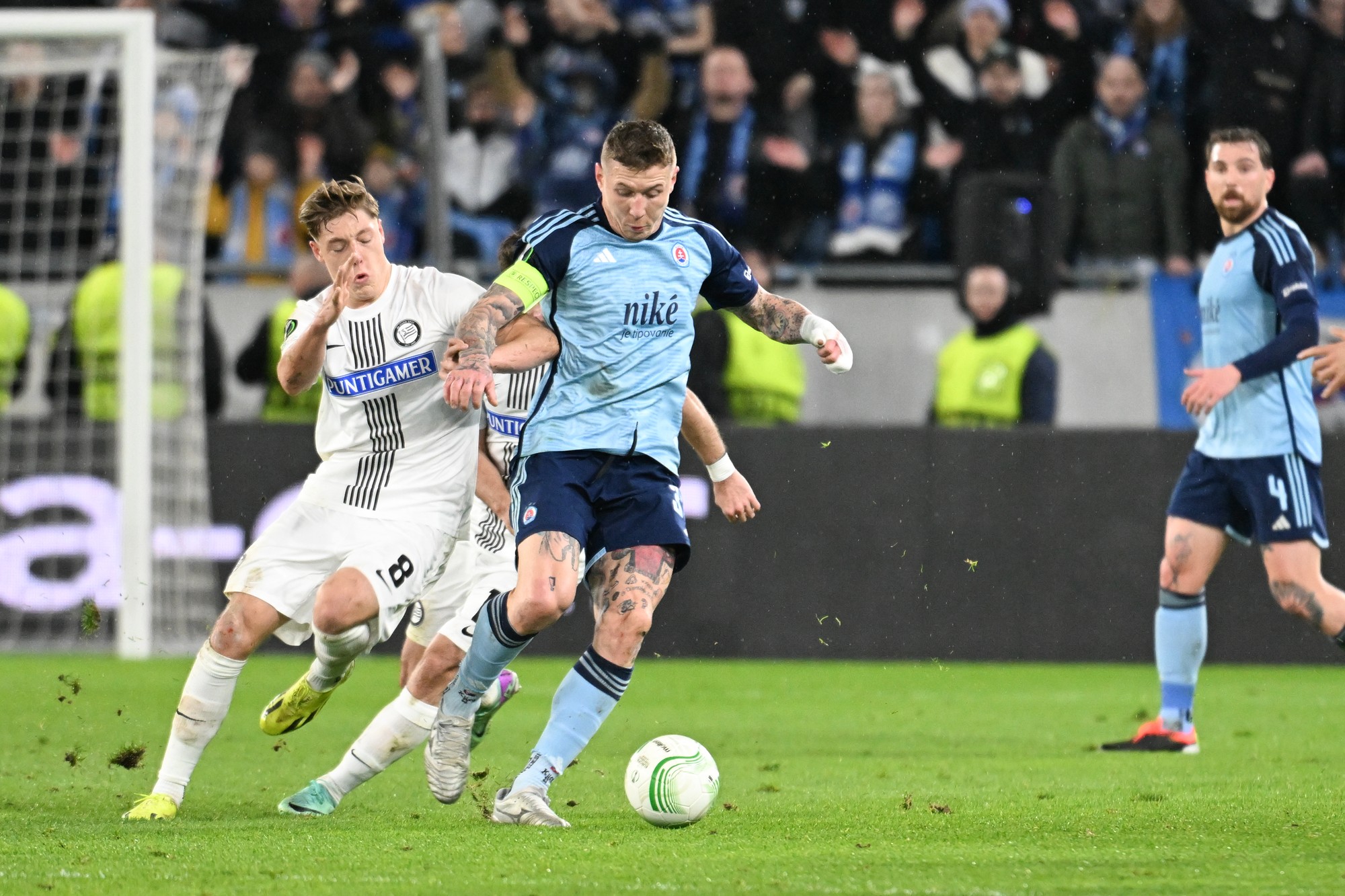 Vľavo Alexander Prass (Graz) a uprostred Juraj Kucka (Slovan).