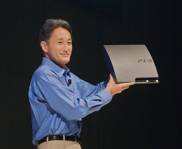 Kazuo Hirai, szef oddziału Sony odpowiedzialnego za gry, prezentuje nową konsolę Sony Playstation 3 Slim (PS3 Slim)