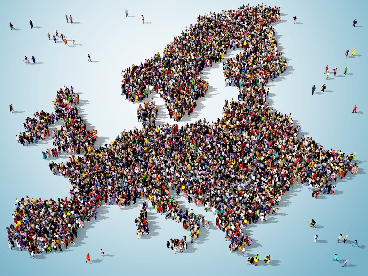 Nie każda forma emigracji to uchodźstwo. Definicja uchodźcy i związany z nią status są szczegółowo definiowane zarówno przez polskie akty prawne, jak i przez prawo międzynarodowe. Podstawowym akrem prawnym, który zajmuje się tą kwestią są art. 1 A 3 Konwencji Genewskiej, zgodnie z którymi, uchodźcą jest osoba, która „na skutek uzasadnionej obawy przed prześladowaniem z powodu swojej rasy, religii, narodowości, przynależności do określonej grupy społecznej lub z powodu przekonań politycznych przebywa poza granicami państwa, którego jest obywatelem, i nie może lub nie chce z powodu tych obaw korzystać z ochrony tego państwa, albo która nie ma żadnego obywatelstwa i znajdując się na skutek podobnych zdarzeń, poza państwem swojego dawnego stałego zamieszkania nie może lub nie chce z powodu tych obaw powrócić do tego państwa”.