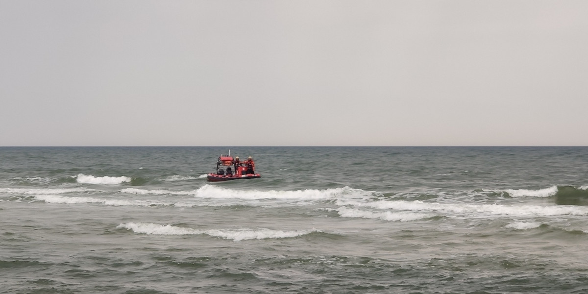 Policja i WOPR już nie szukają mężczyzny i nastolatka, którzy wypłynęli na desce SUP na morze. 