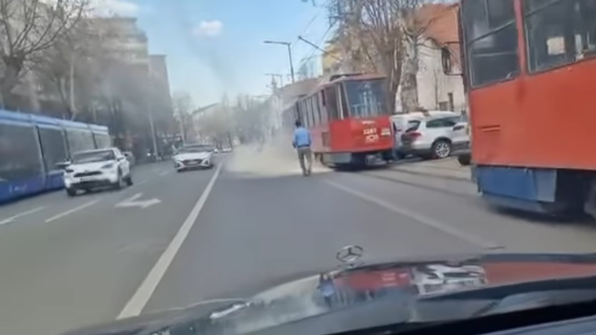 Zapaljen tramvaj u Džordža Vašingtona