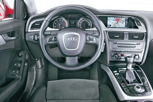 Nowa Skoda Superb kontra VW Passat i Audi A4 - Porównanie trzech limuzyn z jednej stajni