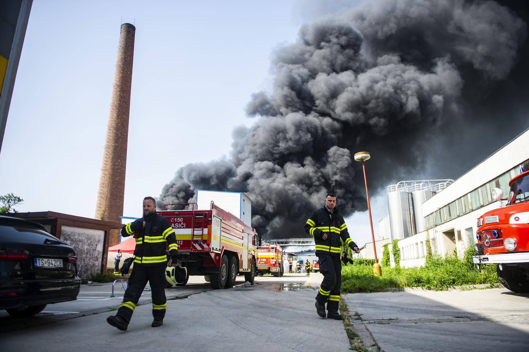 V Rovinke v okrese Senec vypukol vo štvrtok 22. júna 2023 požiar v areáli firmy na Majerskej ulici.