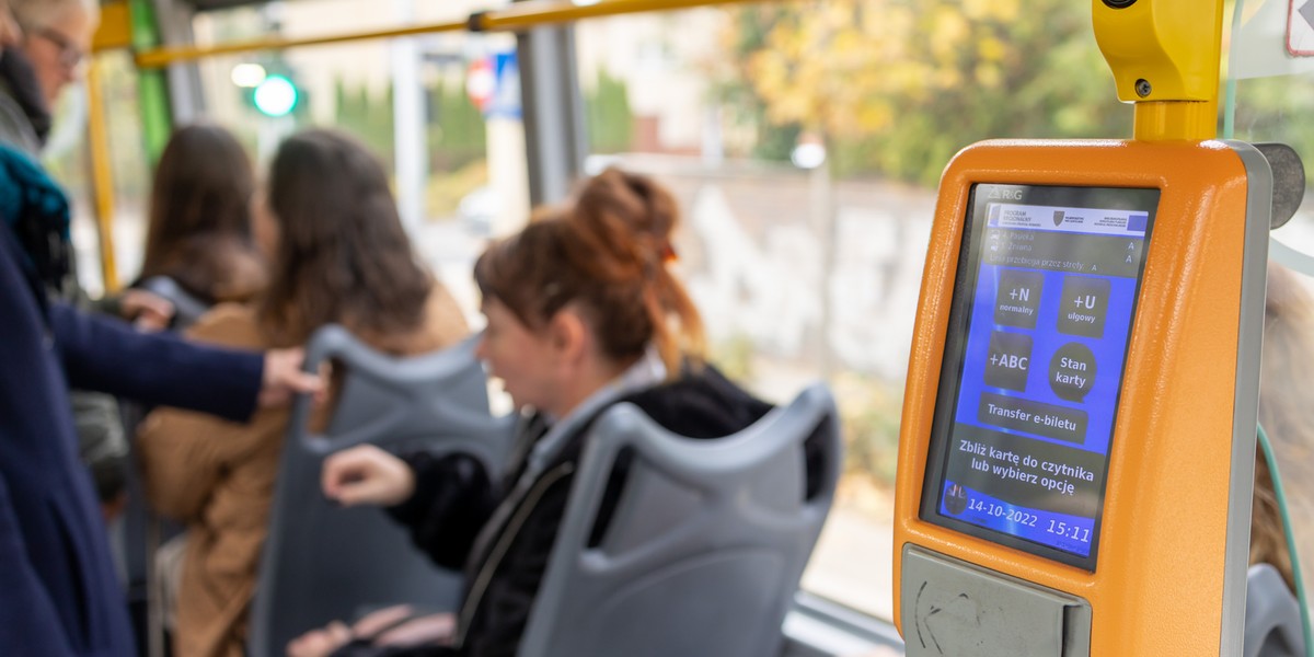 Wnętrze poznańskiego tramwaju.