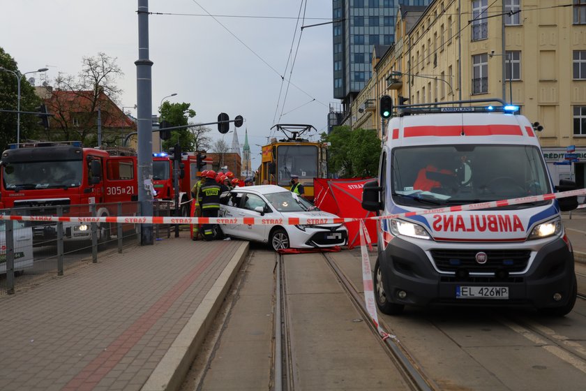 Tragedia na Piotrkowskiej w Łodzi. Taksówkarz zginął w zderzeniu z tramwajem.