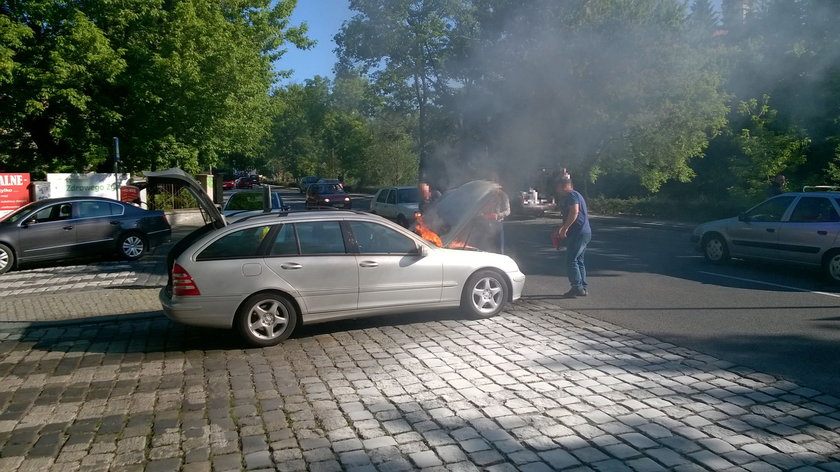 Mercedes doszczętnie spłonął w Opolu