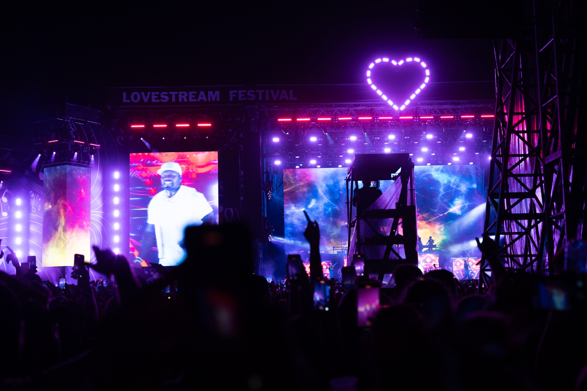 Americký raper 50 Cent počas prvého dňa 3. ročníka Lovestream festivalu na starom letisku vo Vajnoroch v piatok 16. augusta 2024.