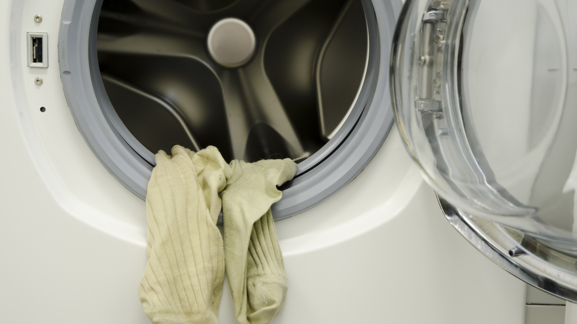 Zasiahne vás pri každom otvorení práčky nepríjemný zápach? 