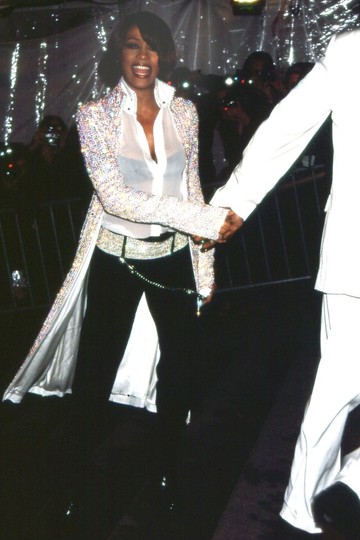 Met gála: Whitney Houston és Bobby Brown abszolút felejthetetlen páros volt, ahogy ez a belépő is 1999-ben